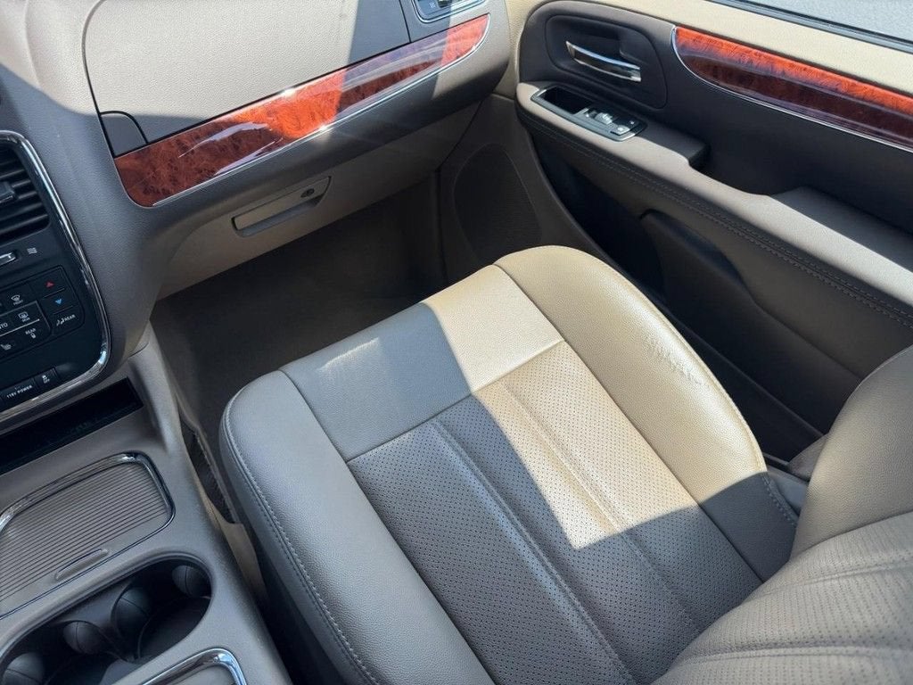 2015 Chrysler Town & Country Touring-L