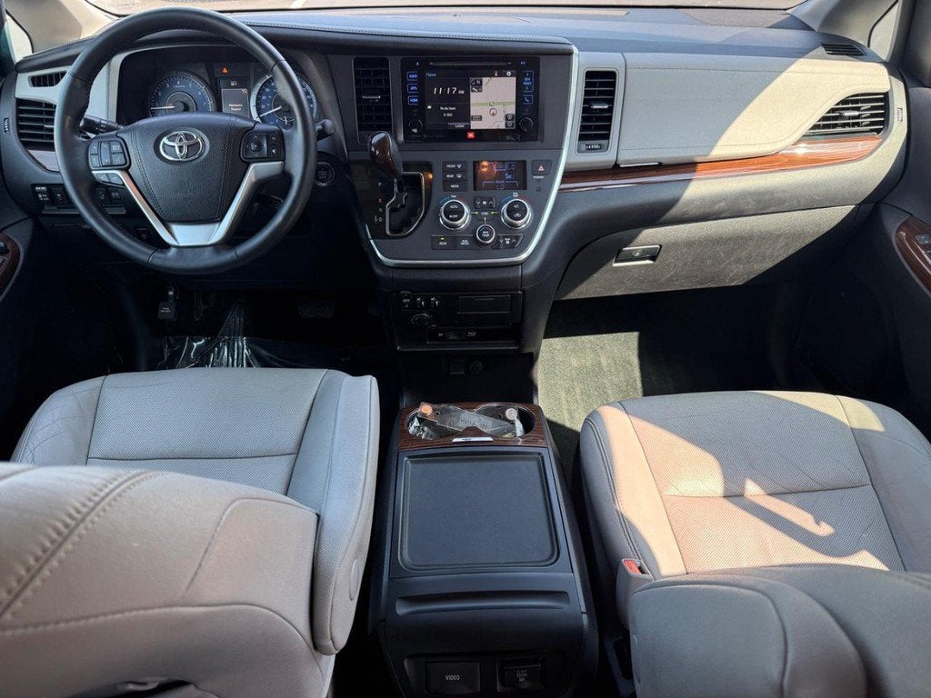 2017 Toyota Sienna XLE