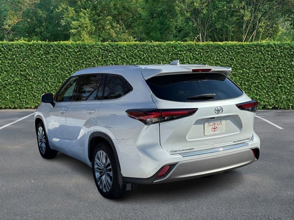 2024 Toyota Highlander LE