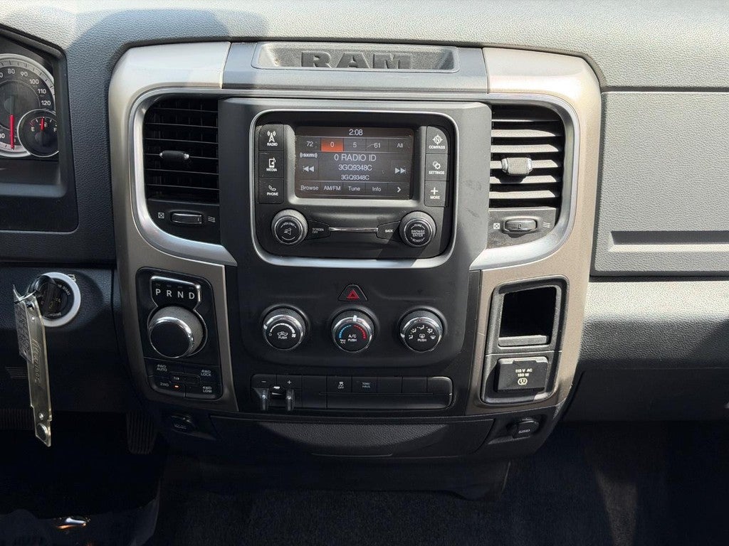 2014 RAM 1500 4WD Crew Cab 140.5" Big Horn